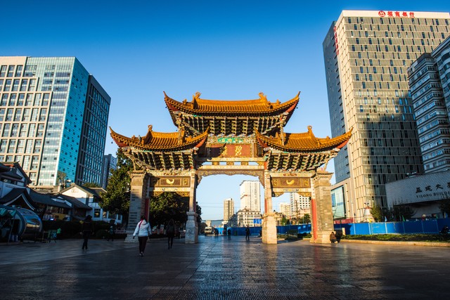 昆明旅游想买工艺品？这些精美绝伦的手工艺品让你爱不释手，从牙雕到竹编，每一件都是独一无二的艺术品