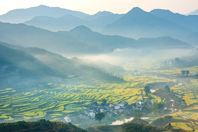 当清晨的第一缕阳光洒在上饶的街道，一场说走就走的旅行正悄然展开——上饶到婺源开车要多久？1小时30分钟还是2小时？揭开这段旅程的秘密，发现沿途风景如画，每一公里都是对自然之美的礼赞
