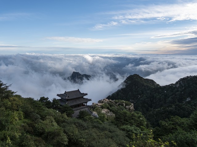 泰山高度是多少米？揭秘五岳之首的雄伟壮观与海拔高度之谜，带你领略不一样的“天下第一山”