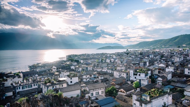 当大理遇见世界：一场让人心跳加速的旅游推介会演讲稿，带你领略苍山洱海间的诗意生活，感受千年古城的魅力与活力，探索大理白族自治州如何将传统与现代完美融合，创造一个既能让游客流连忘返又能促进当地可持续发展的典范