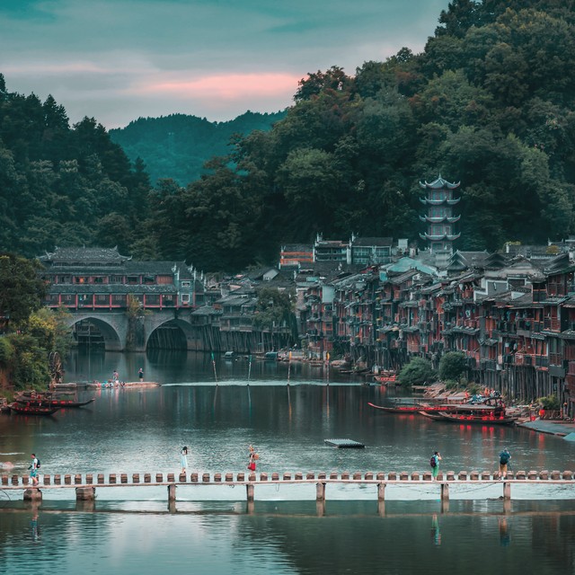 凤凰古城哪个酒吧好玩，带你解锁夜生活的正确姿势，感受不一样的苗寨风情与音乐魅力