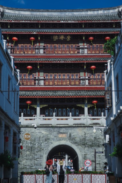 广东东部的明珠：潮州古街——那穿越时空的明清风情，你体验过吗？当古老与现代相遇，当历史在脚下苏醒，这里每一砖一瓦都在诉说着千年的故事