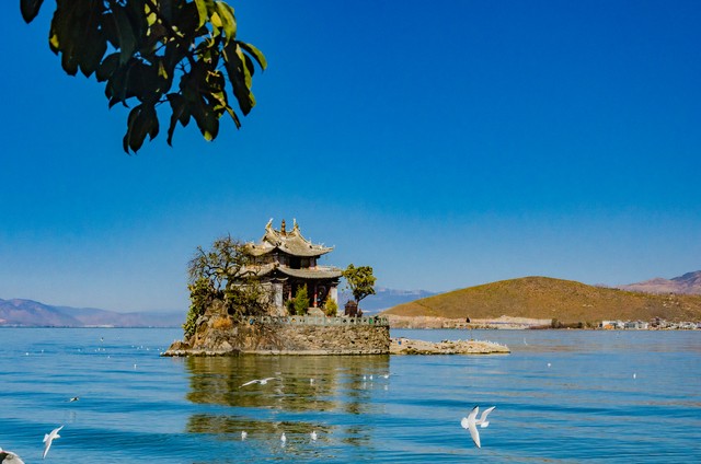 云南大理自驾旅游：从昆明出发，穿越风花雪月的七日奇幻之旅，探索苍山洱海间的隐秘美景，体验白族彝族的独特风情，带您走进一个充满惊喜与感动的世界