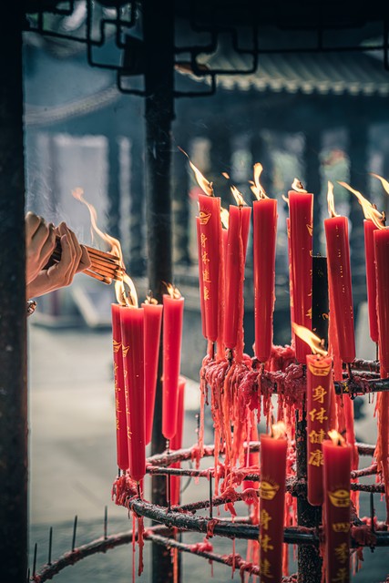 如何烧香拜神？从道教到佛教，最全最实用的敬香指南，让你秒变行家，轻松掌握传统礼仪，避免尴尬！