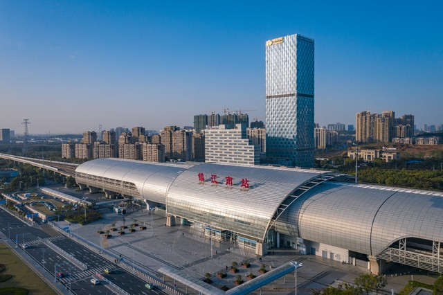 镇江南站，位于镇江市丹徒区：一座连接历史与未来的交通枢纽