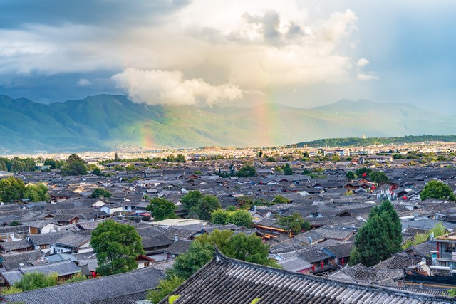 去云南丽江旅游一次，遇见最美的自己，在古城的每一个角落感受时光慢下来的温柔