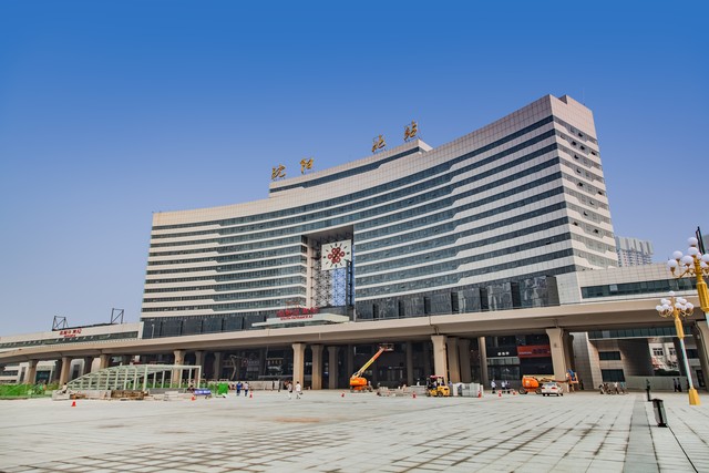 沈阳离哈尔滨多少公里？一段573公里的东北之旅，从沈阳出发，穿越白山黑水，抵达冰城哈尔滨，体验一场冬季的浪漫冒险