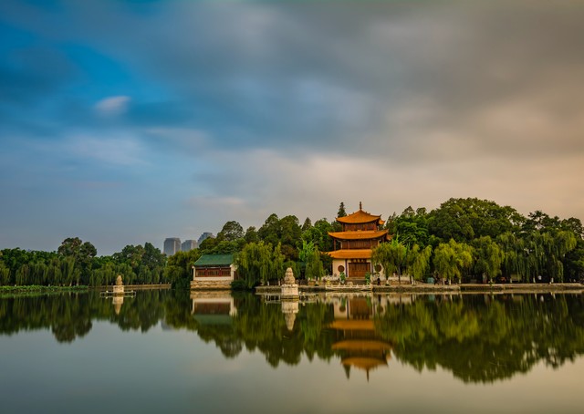 南充到昆明飞机票：从嘉陵江畔到春城，一场说走就走的旅行，你准备好了吗？探索南充至昆明航班最新动态、特价机票信息，让你轻松规划旅程