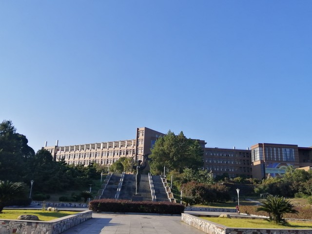 贵州大学地址在哪里？贵州省贵阳市花溪区甲秀南路，这所211工程高校的美丽校园，你真的不想来看看吗？