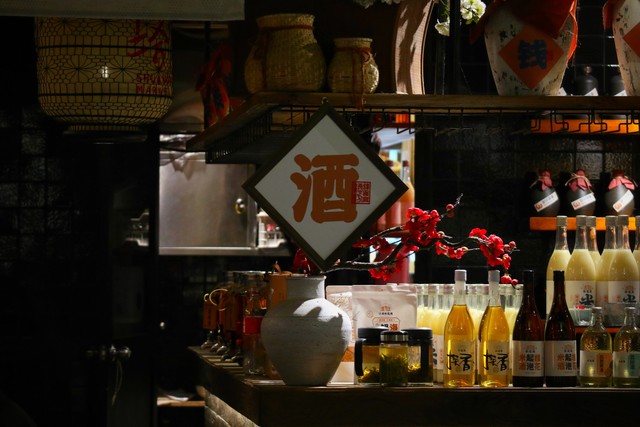 丽江江湖酒吧消费：从一杯酒开始，体验不一样的丽江风情，感受民谣的魅力与城市的温度