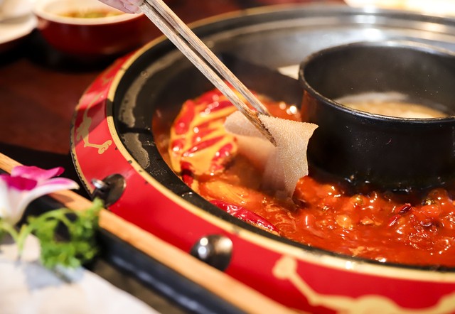 大理网红火锅：从街头巷尾到社交媒体，一场美食与文化的狂欢——探索大理最火的野生菌火锅、故事火锅和吊炉火锅，以及那些让人流连忘返的小店
