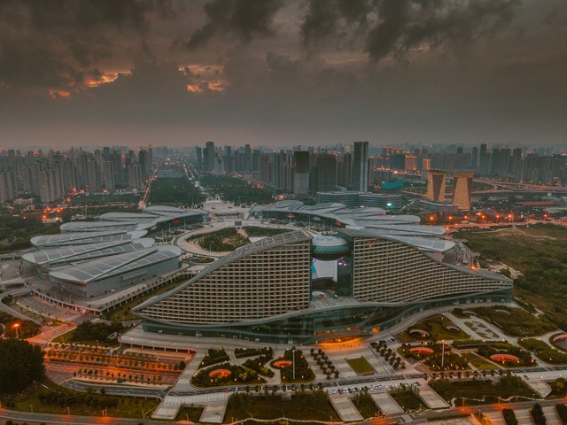 营口月亮湖怎么样：从清晨的第一缕阳光到夜晚的繁星点点，这里的故事从未停止