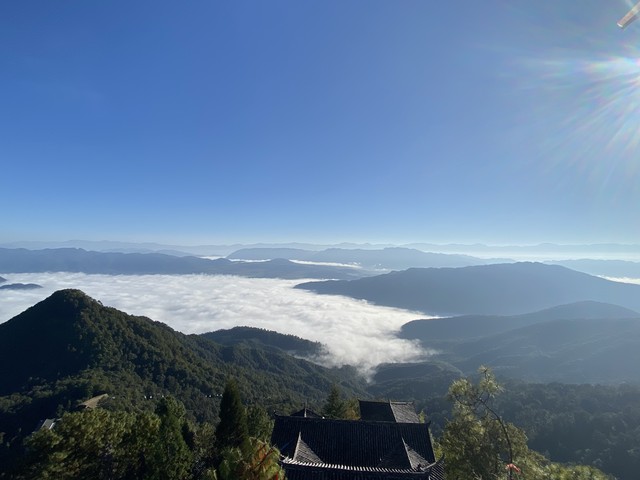 走进云南的山，探寻那片被云雾缭绕的秘密花园——当城市喧嚣成为过去，这里有的是大自然最纯净的声音
