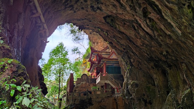 南国第一洞府：探秘阳春凌霄岩，穿越百万年的时光之旅，体验大自然的鬼斧神工，感受溶洞奇观与现代灯光艺术的完美结合