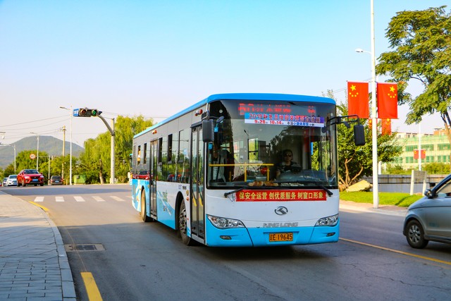 路公交的运行：当城市的心跳遇上科技的力量，看青岛、武汉等城市如何用智慧交通点亮市民生活的每一天——从传统到创新，公交出行的革命正在悄然发生