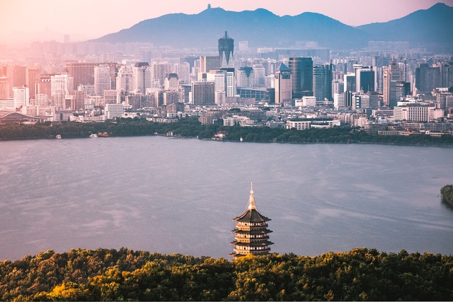 当丝绸遇见杭州：为什么杭州丝绸这么好？——从四千七百年的历史传承到现代科技的完美融合，探索杭州丝绸为何能成为全球瞩目的焦点