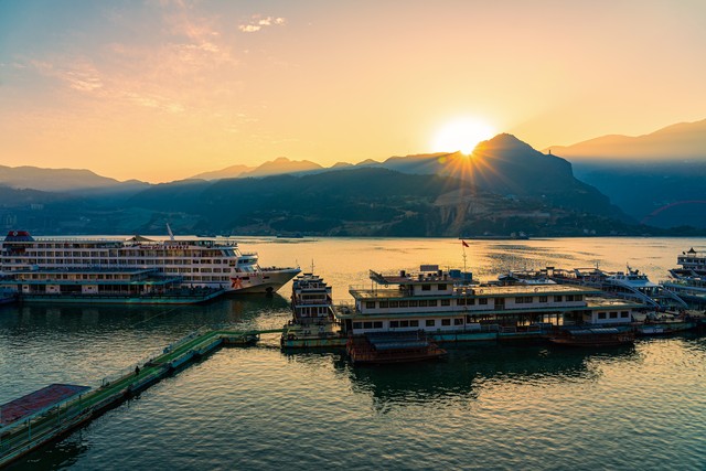 长江三峡游轮旅游哪个游轮好？2024年最新攻略，带你游遍最美三峡，享受豪华之旅