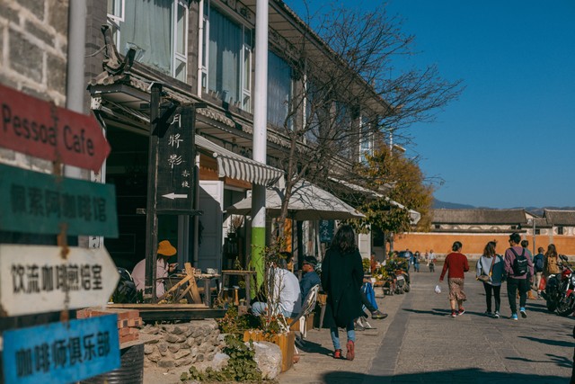 【大理购物商场】：在大理古城的街头巷尾，遇见不一样的购物天堂，感受白族风情的商业魅力，探索大理的特色购物之旅，让你的旅行不仅有风景更有惊喜！