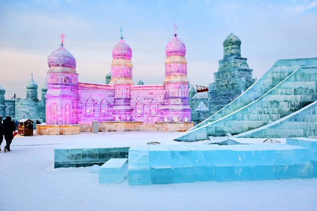 冰雪大世界在哪个省？哈尔滨冰雪大世界的冬季奇幻之旅，让你感受真正的冰天雪地！