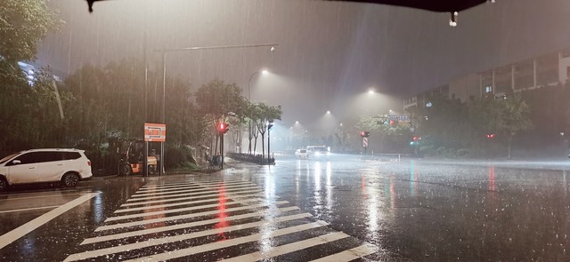 二月底下雨时去云南旅游，一场意想不到的诗意旅程：在雨幕中邂逅彩云之南的心跳与宁静