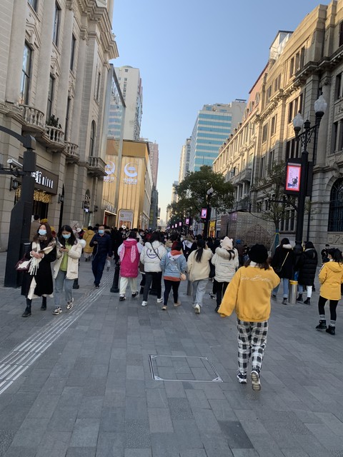 江汉路步行街要逛多久？从日出到夜幕降临，这条百年老街的每一刻都值得你细细品味！