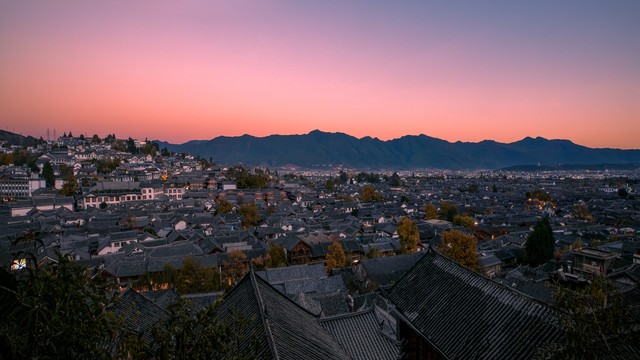 企业旅游丽江标语：一场心灵与自然的邂逅，让每一次团队出行都成为难忘的美好回忆！