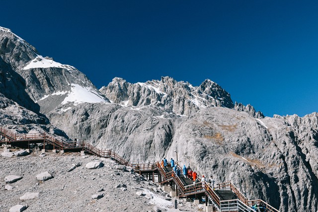丽江两天怎么玩？超实用攻略，带你轻松游遍丽江古城、玉龙雪山、蓝月谷、束河古镇，享受不一样的旅行体验！