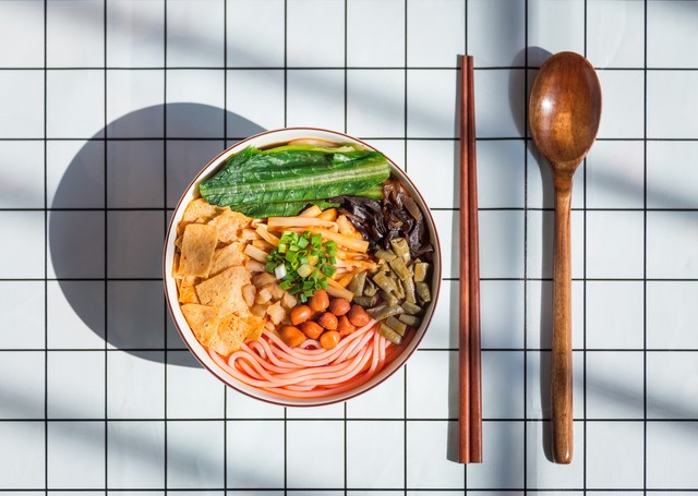 螺蛳粉为什么换两遍水？揭秘这道网红美食背后的秘密，让你在家也能做出正宗柳州风味