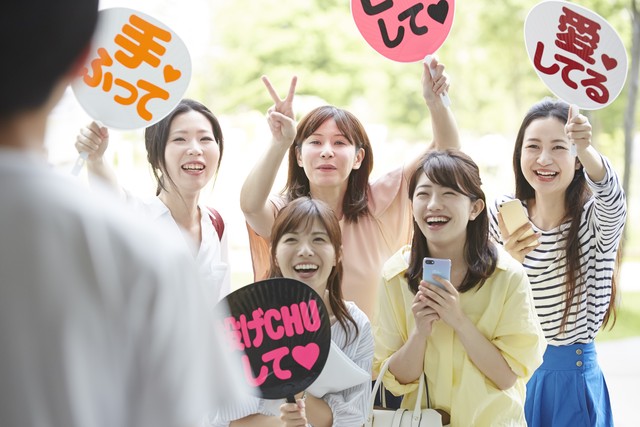 粉丝们对偶像：从疯狂到理性的转变——当爱豆不再是完美的梦幻，而是共同成长的伙伴，你准备好迎接这段旅程了吗？