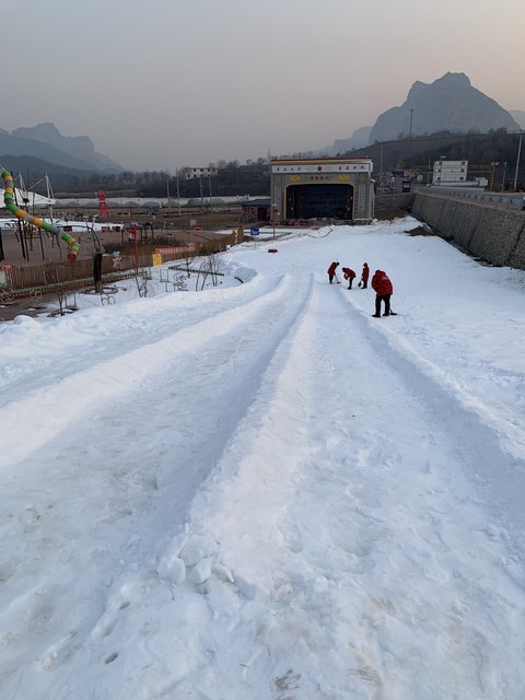 又省钱大鸿寨：冬季滑雪胜地，畅享自然美景与刺激运动的完美结合，让你玩得尽兴又不伤钱包！