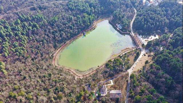 当你站在贵阳的街头，望着金阳新区那片充满活力的土地，你知道吗？金阳属于哪个区？答案就在观山湖区！这里不仅是贵阳的新城区、中心区、窗口区、生态区和试验区，更是一个充满故事的地方。从繁华的商业街到宁静的公园，每一个角落都藏着不同的精彩。今天，就带你走进这个充满魅力的区域，感受它独特的韵味。