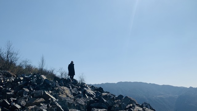 当你站在山脚下，望着那似乎永无止境的山路，是否曾想过为何每次爬山都会累得气喘吁吁？那些看似轻松的老驴们，又是如何做到登山如履平地的呢？