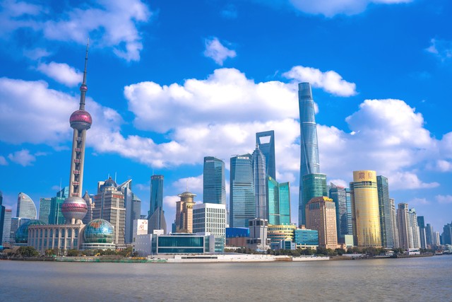 上海外滩怎么玩？2024年最新攻略带你体验魔都风情，从日出漫步到夜幕降临，外滩的每一刻都充满惊喜与感动 | 你不知道的故事和隐藏玩法等你来发现