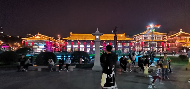 10月西安穿什么？从短袖到毛衣，这个秋天教你如何优雅应对温差变化，轻松搭配每日造型，让你在古都街头成为最靓的仔！