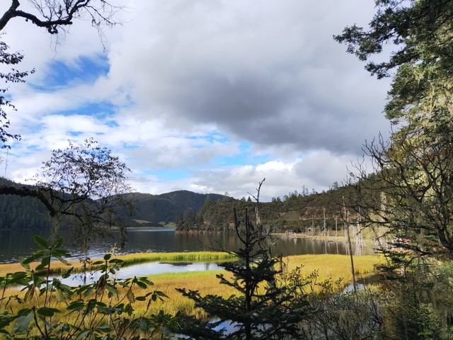 香格里拉虎跳峡两日旅游：探索人间仙境的奇幻之旅，感受大自然的鬼斧神工与藏族文化的独特魅力