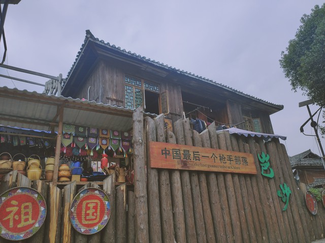 昆明至黄果树旅游攻略：从春城出发，探索贵州自然奇观与少数民族风情的五日奇幻之旅，带你领略中国最美瀑布的魅力，体验布依族的热情好客，穿梭于地球上最美丽的疤痕——马岭河峡谷