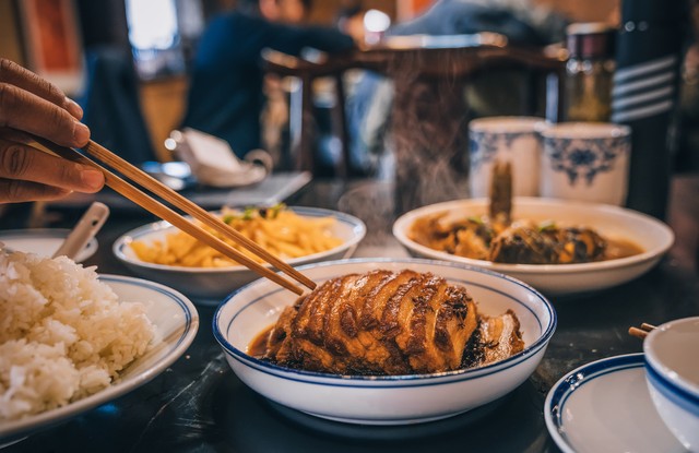 美食江湖里：从街头巷尾到屏幕前，一场关于味道的冒险之旅，探寻那些隐藏在城市角落里的传奇美味，跟随镜头走进一个个小人物的故事，感受他们如何用双手创造属于自己的风味人生