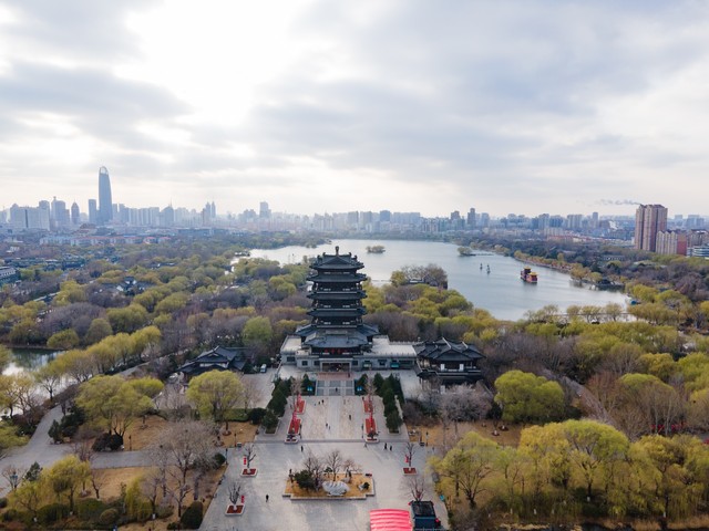 当济南人清晨推开窗户，第一缕阳光洒在大明湖的波光粼粼上，仿佛时间都慢了下来——这就是大明湖在哪个城市？没错，就是那个被誉为“泉城”的地方，山东省济南市！这里不仅有着说不尽的历史故事，还有着让人流连忘返的自然美景。每当太阳升起，大明湖就像一位苏醒的美人，用她那温柔的眼神迎接每一位早起的市民和游客。你知道吗？在这座城市的中心，藏着一片占地约46万平方米的水域，它不仅是济南三大名胜之一，更是无数人心目中的“泉城明珠”。