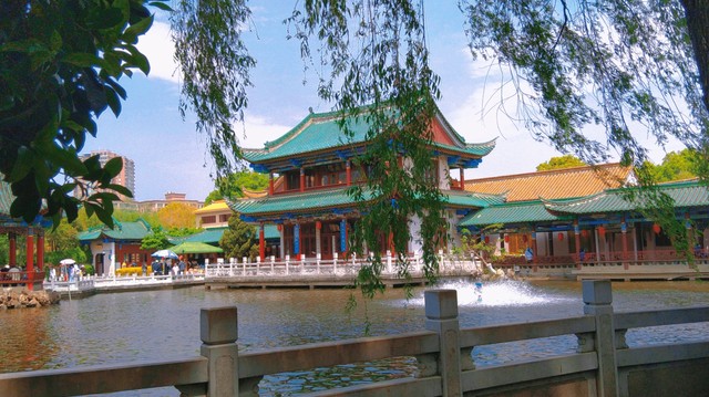 昆明地区的旅游景点大全：从石林奇观到翠湖浪漫，带你领略春城的无限魅力