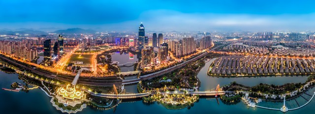 更让这座城市——[具体城市名]的每一个角落都藏着动人心弦的故事，你准备好聆听了吗？