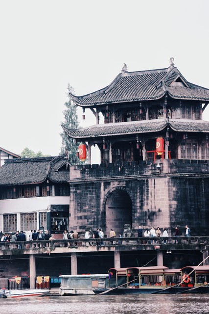 成都的古镇有哪些？探寻那些散落在天府之国的历史明珠，让你一次性玩转成都最值得一去的14座千年古镇，感受不一样的巴适生活