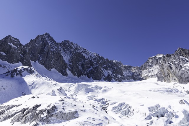 玉龙雪山是不是丽江：探索云南的璀璨明珠，揭开这座神秘雪山的面纱