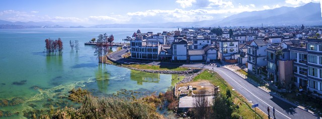 10月份到大理旅游穿衣攻略：如何在秋高气爽的日子里穿出时尚又保暖的搭配，让旅程更加完美