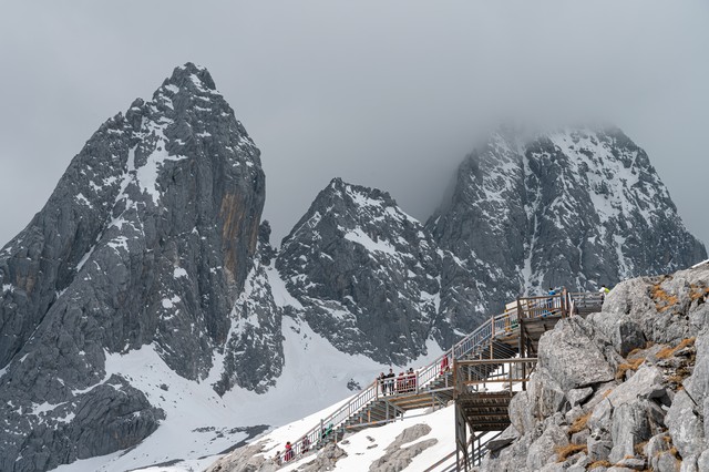 玉龙雪山和泸沽湖哪个好玩？2024年最新攻略，让你的云南之旅不再纠结！