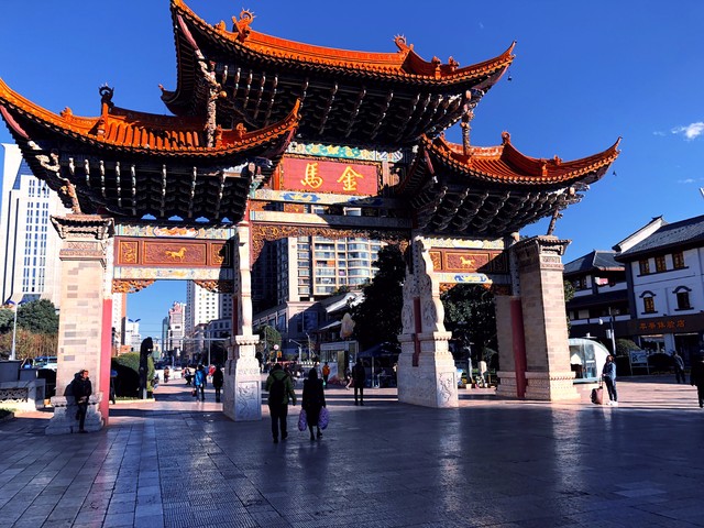 从春城昆明到人间天堂杭州：一场跨越千里的浪漫之旅，带你领略两座城市最美的风景线，感受不一样的风土人情，体验最地道的美食文化，这不仅是一次旅行，更是一场心灵的洗礼与成长