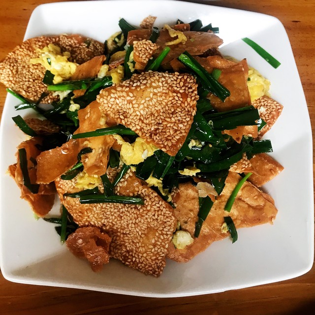 秦皇岛早餐吃什么？从热乎乎的豆腐脑到酥脆的麻酱烧饼，带你感受秦皇岛的早餐文化，让你从此爱上这座城市的早晨！