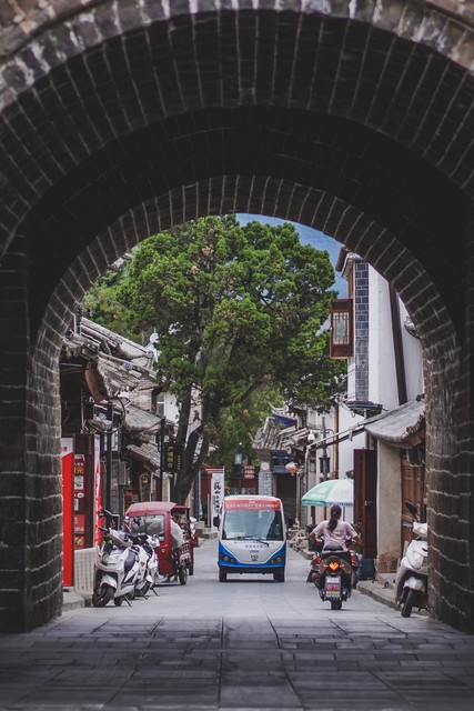 当你踏入大理古城，素色精品客栈宛如一位隐士，静候着每一位渴望逃离喧嚣的灵魂——这里不仅是一个休憩之所，更是一场心灵的邂逅