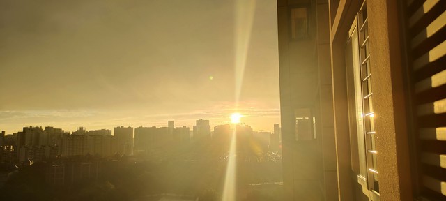 当清晨的第一缕阳光洒在丽江古城的青石板路上，云逸客栈的三楼观景台已然成为了一个绝美的观景圣地