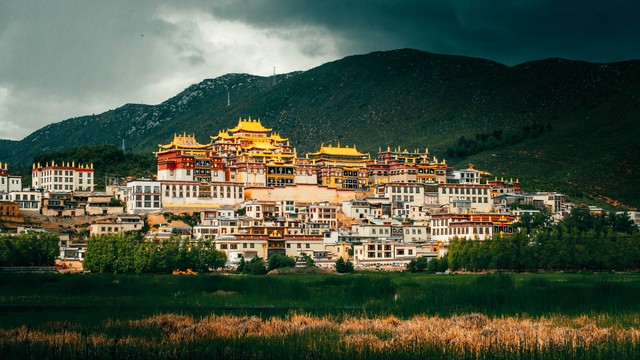 大香格里拉旅游路线：从成都出发，穿越千年古道，探秘雪山下的藏族风情，探寻人间仙境的每一个角落——一场不容错过的旅行盛宴