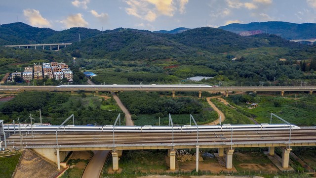 昆明开通高铁，从西南边陲到全国枢纽：一场改变生活的速度革命，让梦想与现实不再遥远，你准备好迎接这个新时代了吗？